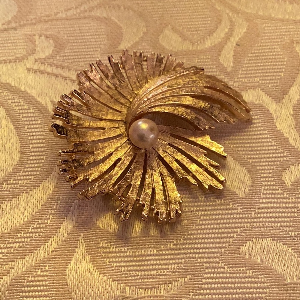 Elegant Gold Brooch with Pearl Accent